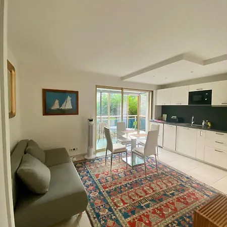 Lovely Flat With Covered Balcony In Cannes